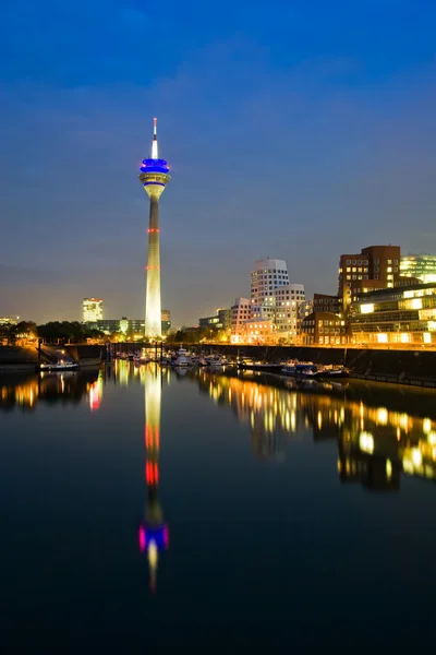 Düsseldorfer Medienhafen bei Nacht lizenzfreie Stockbilder