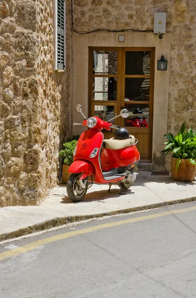 Röd scooter Stockbild