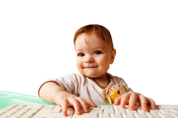 Μικρό παιδί με έναν υπολογιστή κατά τη διάρκεια του παιχνιδιού — Φωτογραφία Αρχείου