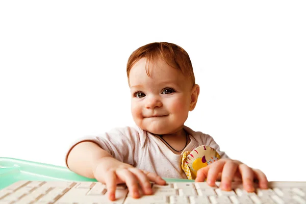 Petit enfant avec un ordinateur pendant le jeu — Photo