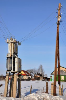 trafo ve ahşap bir elektrik direği.