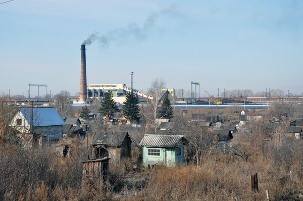 Fabrik und Pfeifen rauchen. — Stockfoto