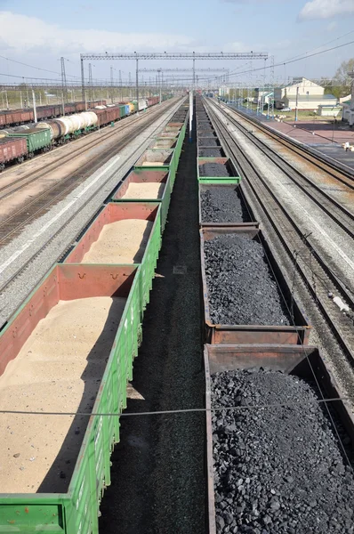 Spoorweg. de auto's van steenkool. — Stockfoto