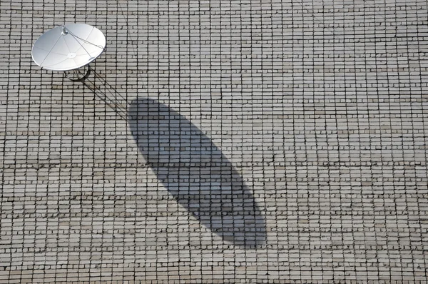 れんが造りの壁の衛星放送受信アンテナ. — ストック写真