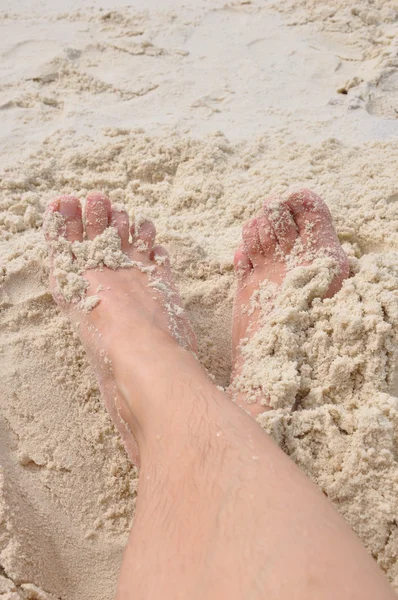 Füße im Sand. — Stockfoto