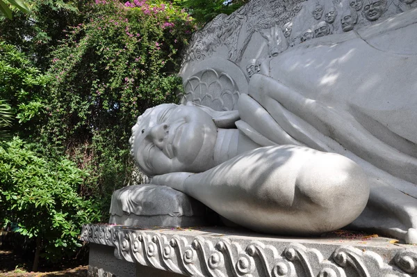 Лежащий Будда — стоковое фото