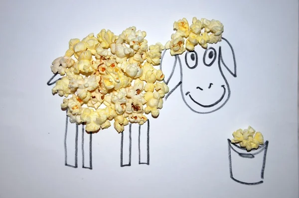 The Painted Sheep and popcorn. — Stock Photo, Image