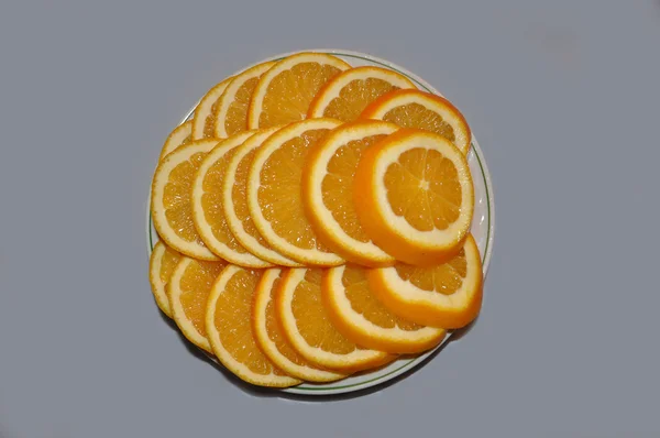 Fruta en un plato. Naranjas . — Foto de Stock