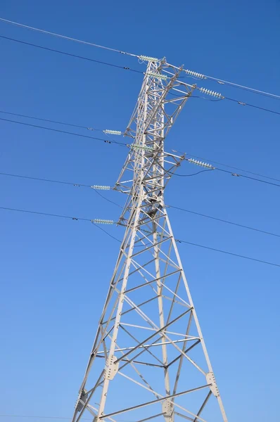 青い空の上の電気のパイロン — ストック写真