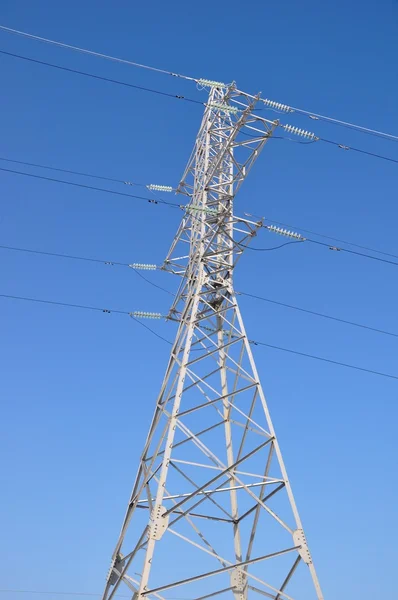 Pilone elettrico sopra il cielo blu — Foto Stock