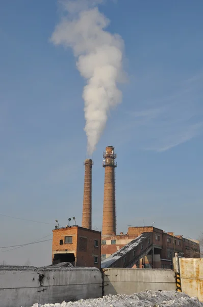 Fabrik und Pfeifen rauchen. — Stockfoto