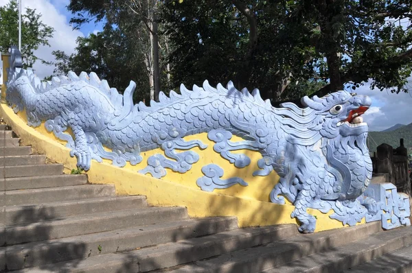 Escaleras y dragón . — Foto de Stock