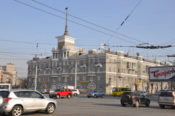 Casa sotto il campanile. Barnaul . — Foto Stock