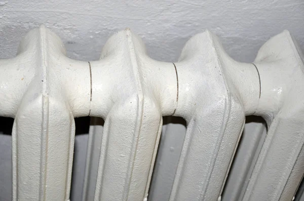 Белый чугунный радиатор . — стоковое фото