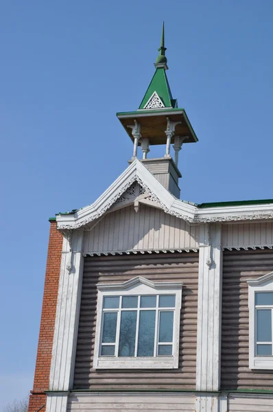 Edificio de madera tallada bajo el campanario . — Foto de Stock