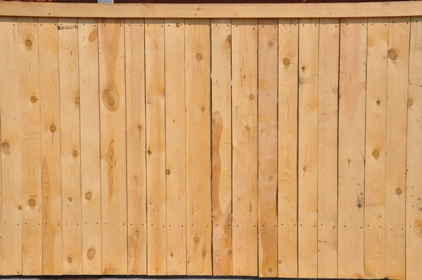 Uma cerca de madeira larga . — Fotografia de Stock