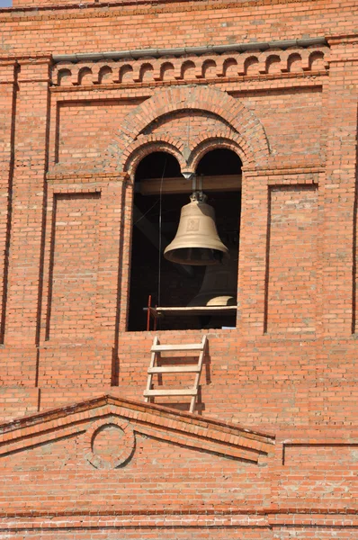 Zvonek v úvodním cihlový zdi chrámu. — Stock fotografie