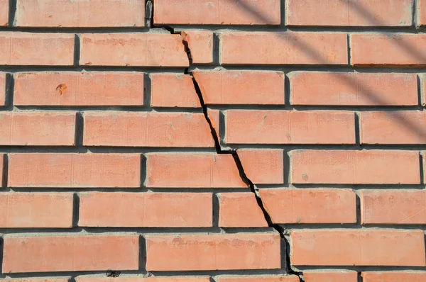 A rachadura na parede de tijolos . — Fotografia de Stock