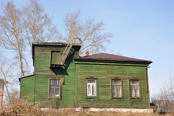 Uma casa de madeira solitária em um lote vago . — Fotografia de Stock