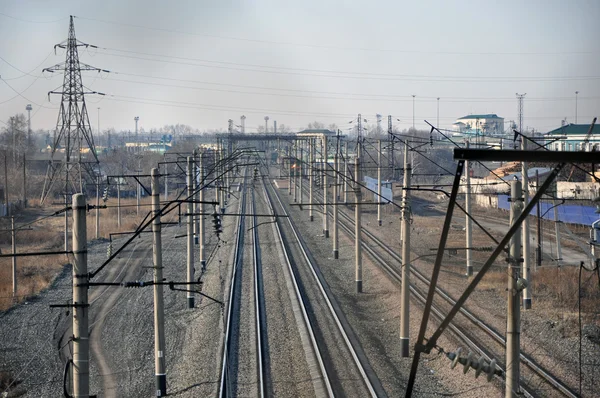 Eisenbahn und Stromtrasse. — Stockfoto