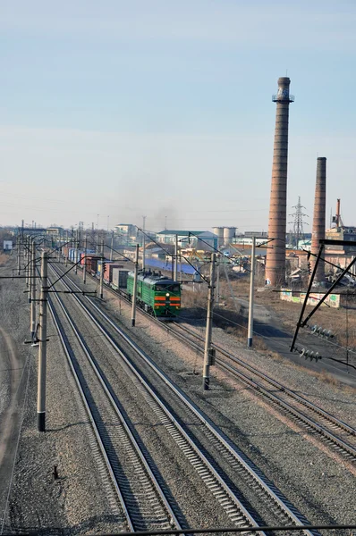 Die Lokomotive auf der Eisenbahn und im Rohrwerk. — Stockfoto