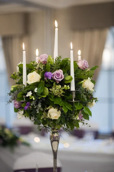 Центральное украшение стола со свечами и цветами — стоковое фото