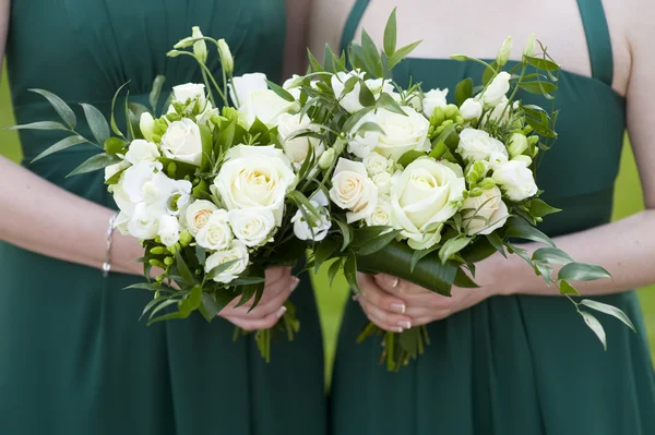 Подружки невесты держат цветы — стоковое фото