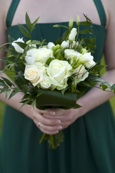 Dama de honra segurar flores — Fotografia de Stock