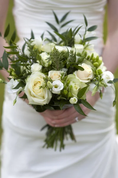 Bride holding bouquet of flowers — Stock Photo, Image
