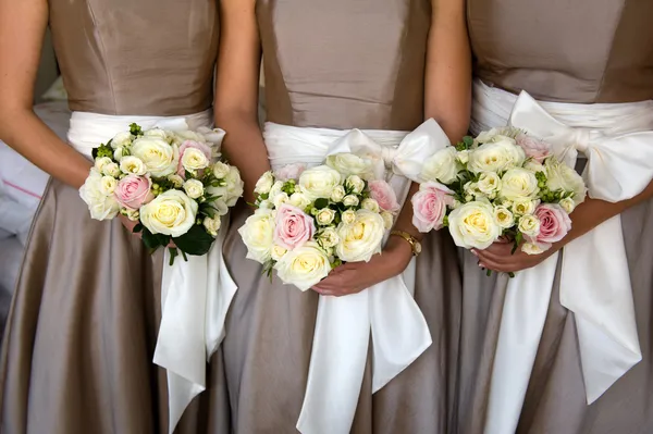 Подружки нареченої з квітами — стокове фото