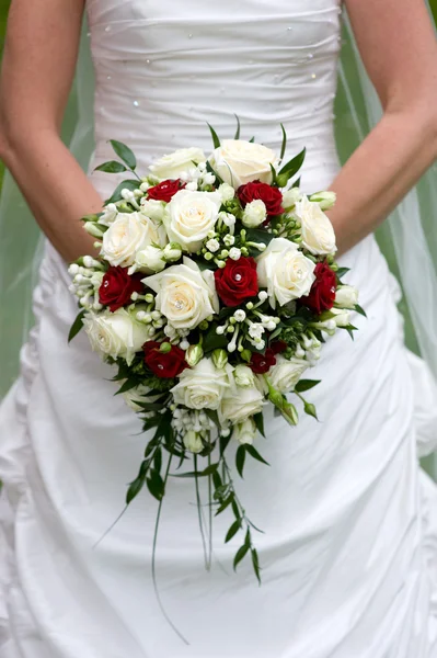 Mariée avec des fleurs — Photo