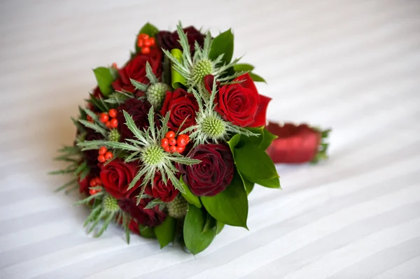 Wedding bouquet van rozen en eryngium — Stockfoto