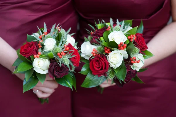 Brautjungfern mit Blumen — Stockfoto