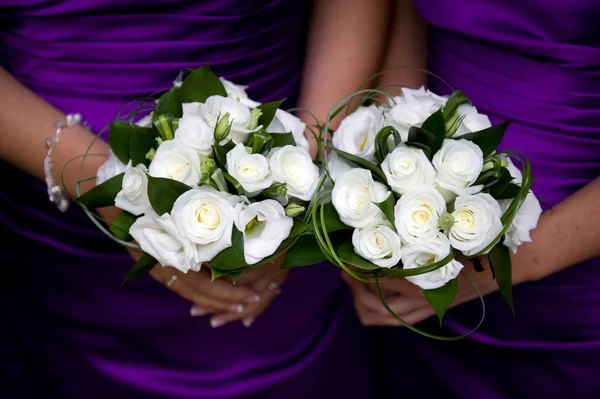 Damas de honor con flores — Foto de Stock