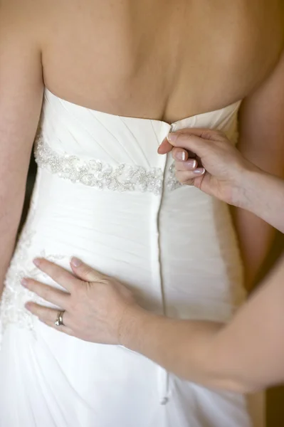 Zipping up the wedding dress — Stock Photo, Image