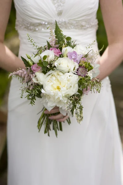 Menyasszony, virágok — Stock Fotó