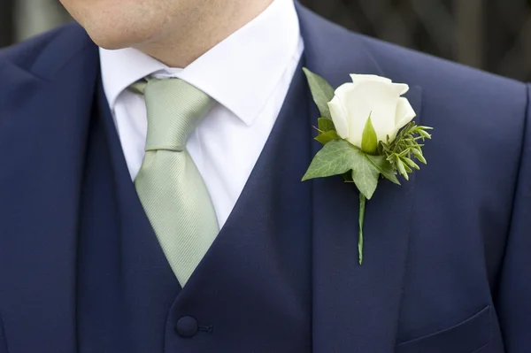 Brudgummen med blomma — Stockfoto