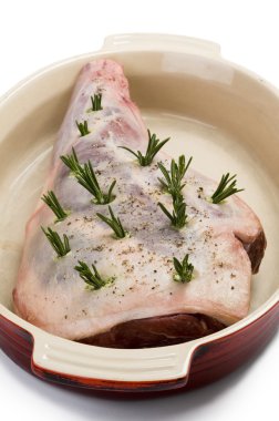 kuzu kavurma bir tabak içinde rosemary ile ham bacak