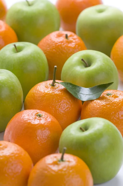 Apelsiner och äpplen — Stockfoto