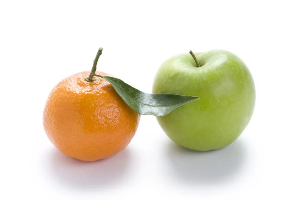 Апельсин и яблоко — стоковое фото