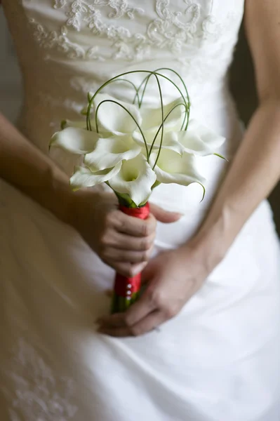 Mariée avec bouquet de lys — Photo