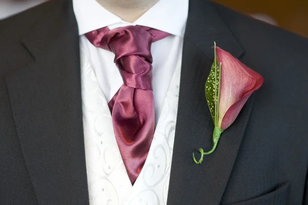 Человек с галстуком и цветком в петлице — стоковое фото