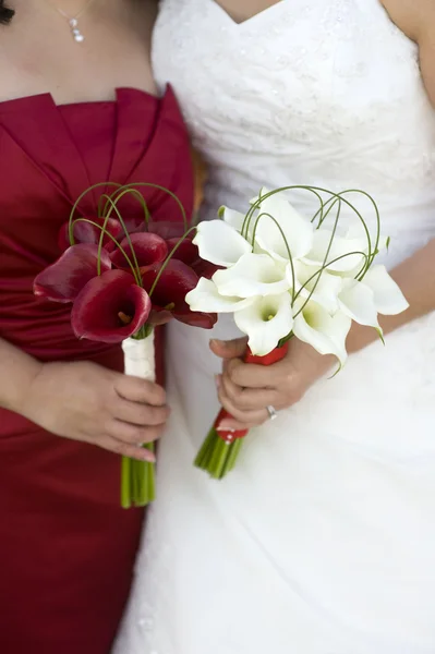 Mariée et demoiselle d'honneur avec des fleurs — Photo