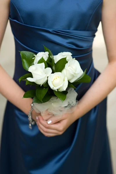 Vrouw bedrijf witte rozen — Stockfoto