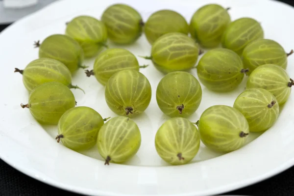 Uva spina su un piatto — Foto Stock