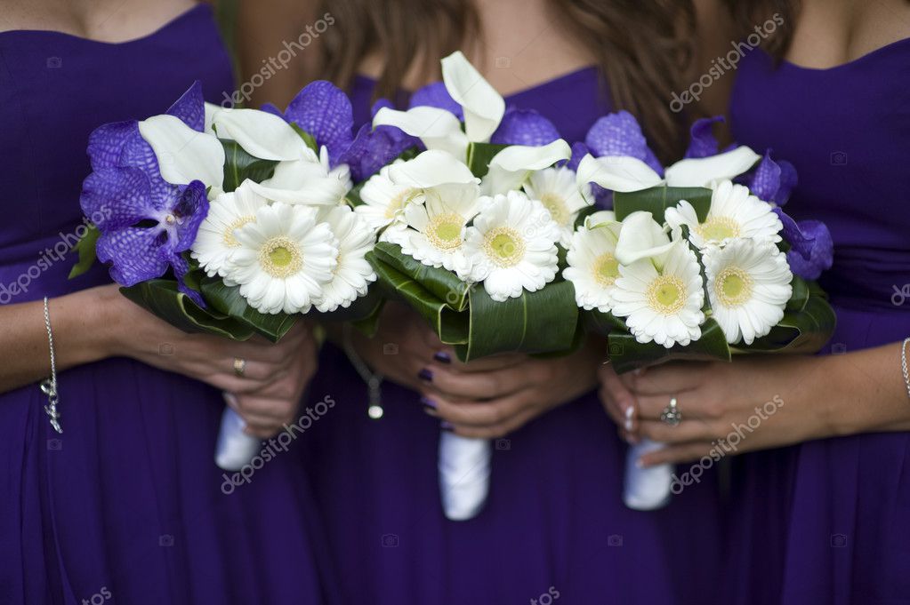 Demoiselles Dhonneur Avec Bouquets De Fleurs Photographie