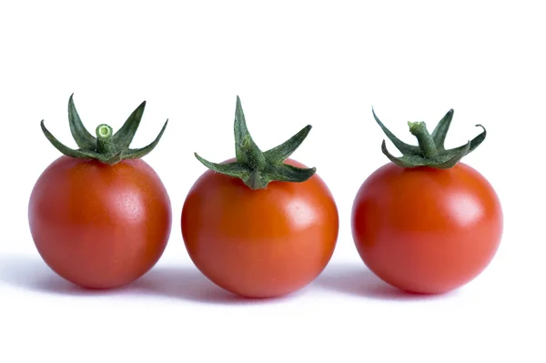 Tři cherry rajčata, samostatný — Stock fotografie