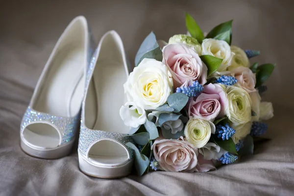 Svatební boty a květiny — Stock fotografie