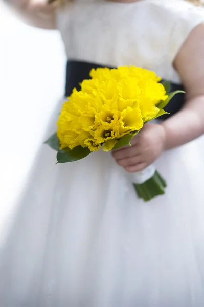 Girl with a bunch of daffodil — Stock Photo, Image