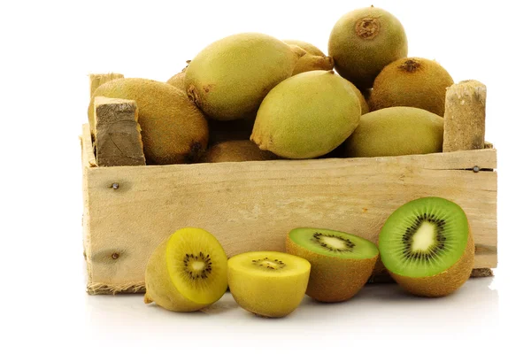 Blandade kiwifrukt i en trälåda — Stockfoto